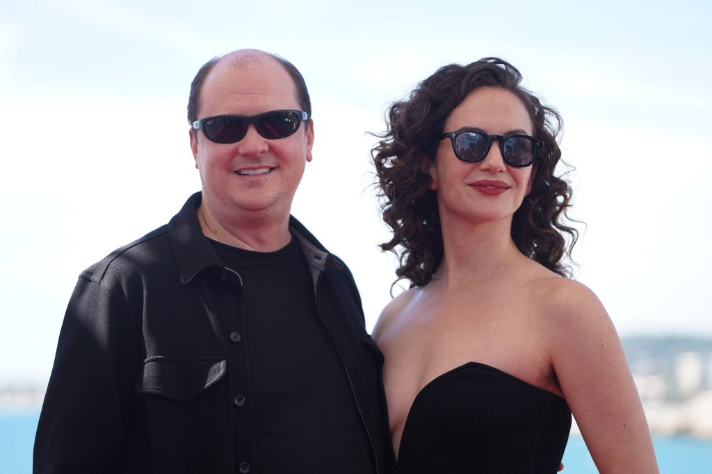 Premio Honorífico Màquina del Temps al maestro del terror contemporáneo Mike Flanagan mientras presenta su último proyecto junto a Kate Siegel, V/H/S/Beyond.